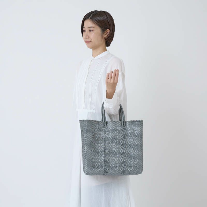 ⭐️レトラ　美品　メルカドバッグ 　ショルダータイプ　（シルバー） MERCADO BAG - CASCADA - Silver / White (S) | Letra｜レトラ