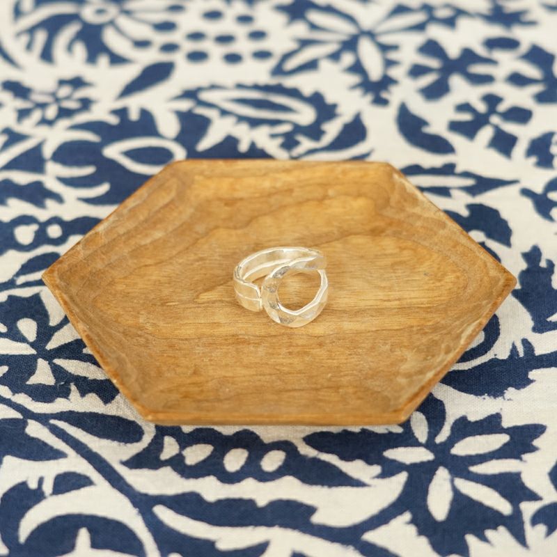 柔らかくカーブしたシルバーが美しいデザイン