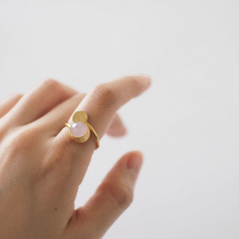 存在感があり、指を華奢に見せてくれます