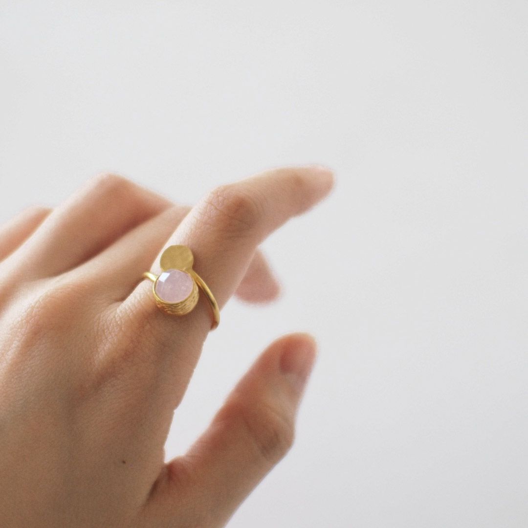 存在感があり、指を華奢に見せてくれます