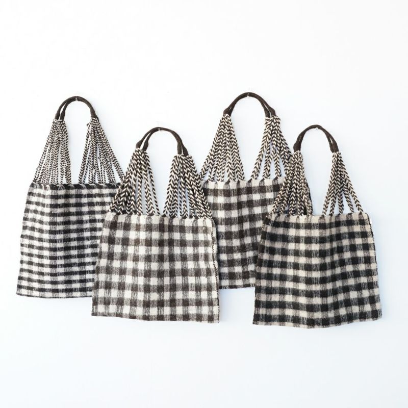 ハンドメイド品のため柄や色味に個体差がございます