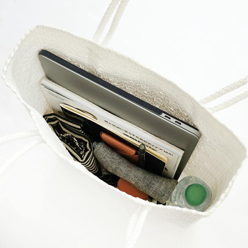 ノートPC、雑誌、ペットボトルなども入ります。