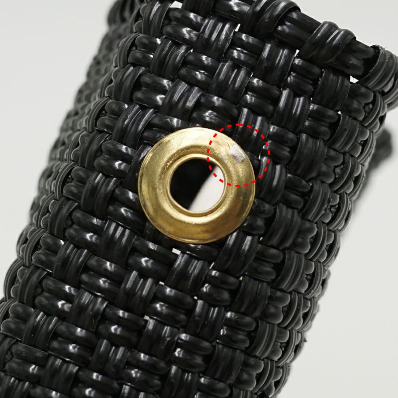 紐に隠れて見えにくいですが、ハトメのメッキ剥がれがございます。