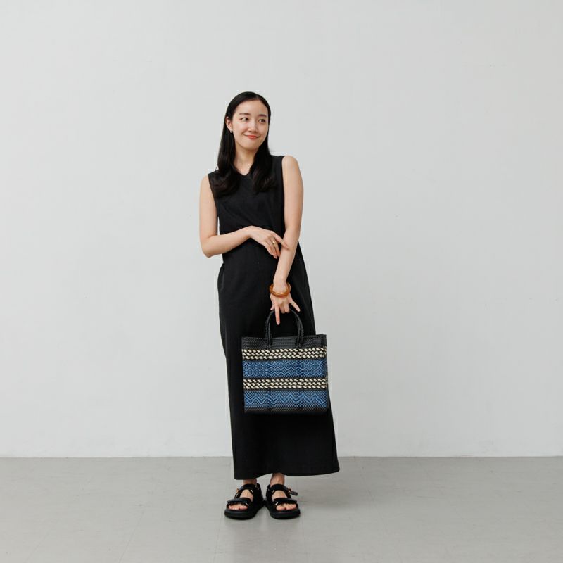 メルカドバッグＳ  ブラックウォッチ MERCADO BAG - ALPINAS - Black / Cream / Metallic Blue (S