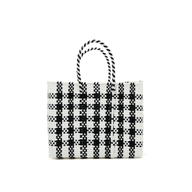 チェックのバランスに個体差がございます。