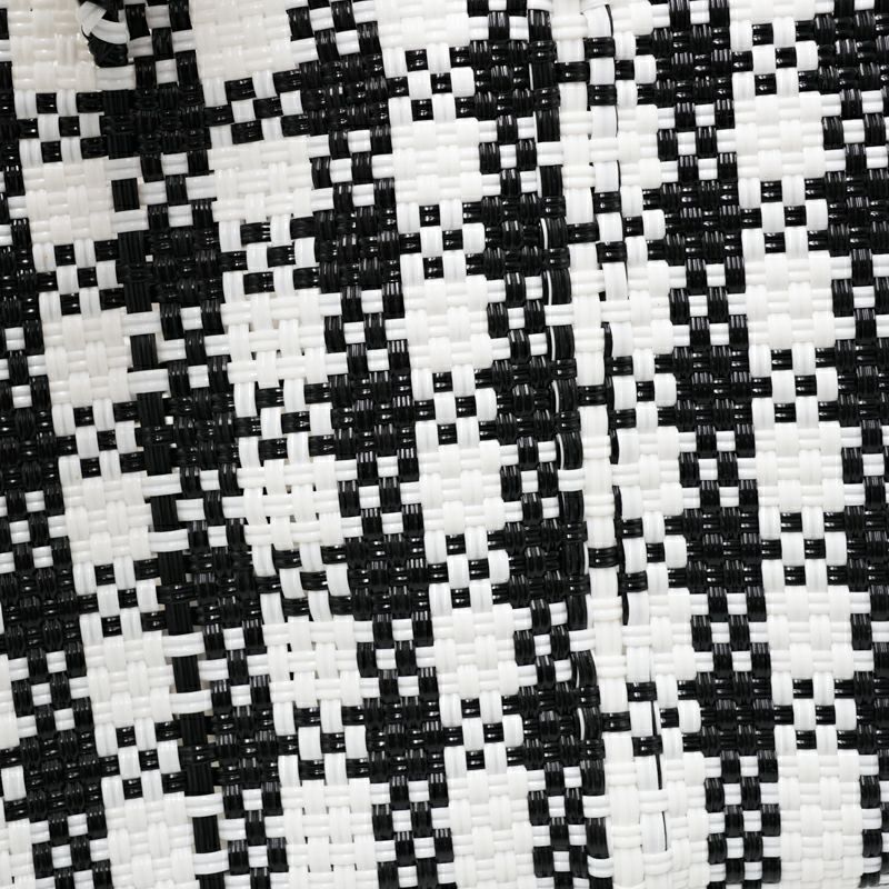 チェックのバランスに個体差がございます。