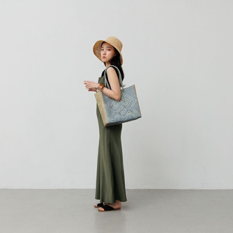 全てのメルカドバッグにLetraチャームを付けてお届けします。