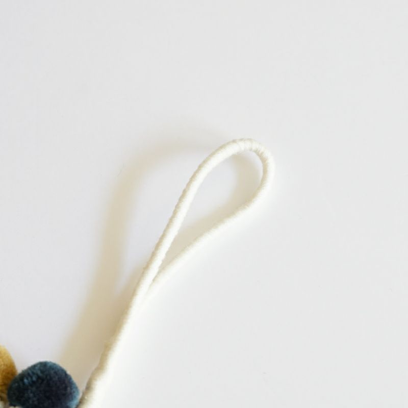 紐部分はコットン糸を固く巻いて作られています。