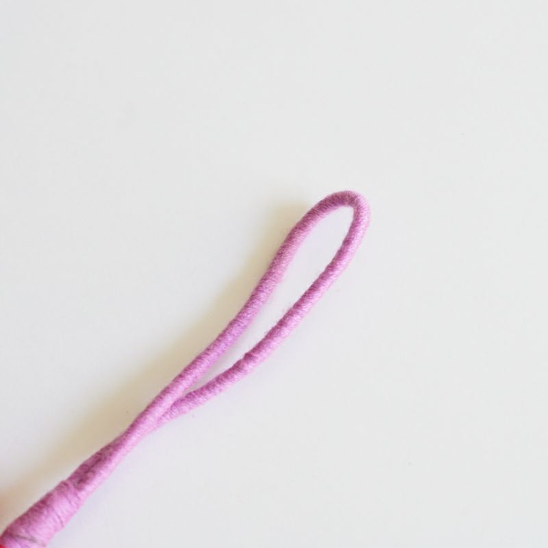 紐部分はコットン糸を固く巻いて作られています。