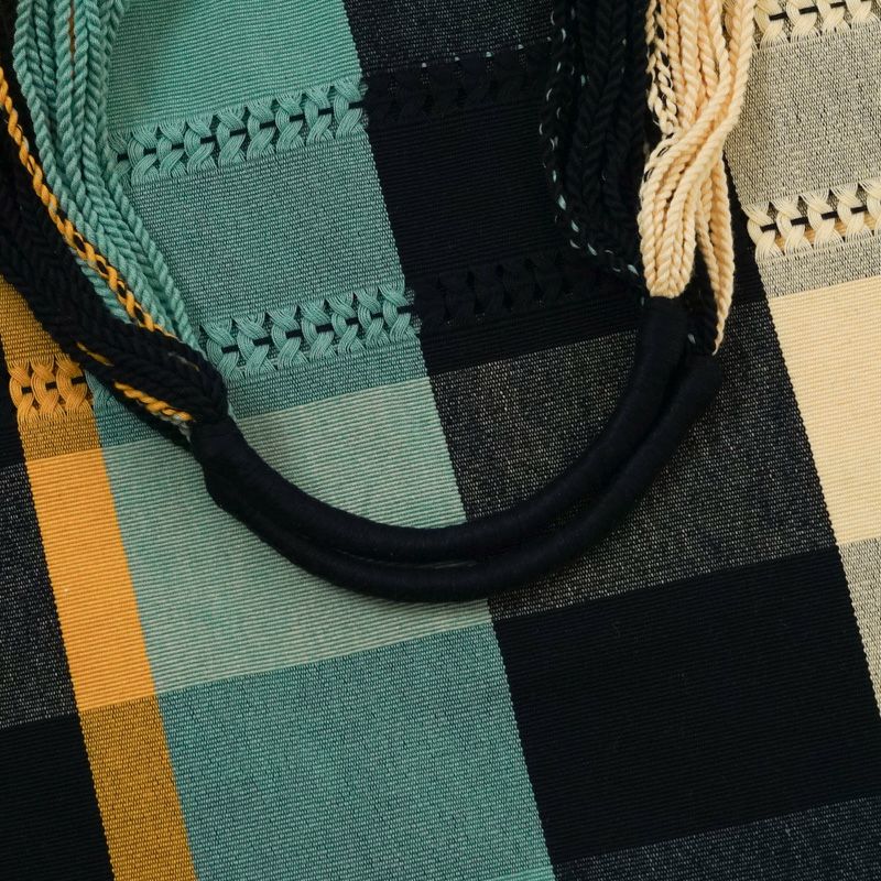 ハンドルは糸を巻き付け作られています