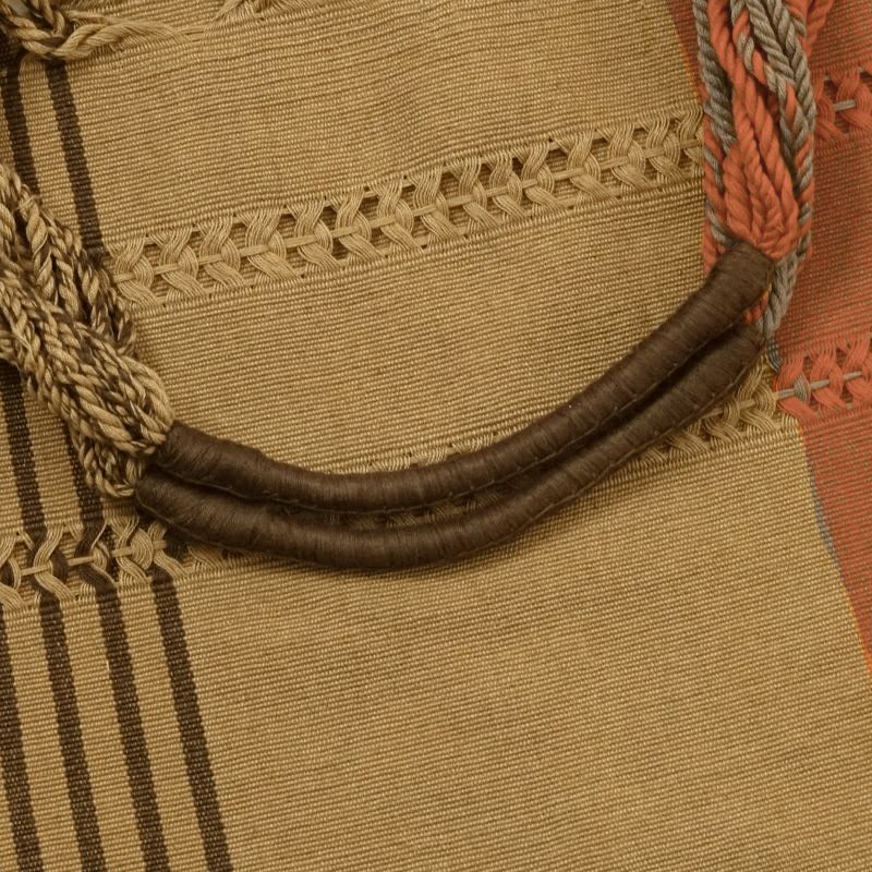 ハンドルは糸を巻き付け作られています