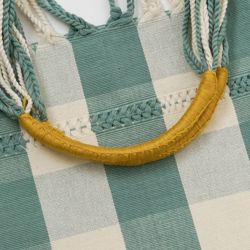 ハンドルは糸を巻き付け作られています