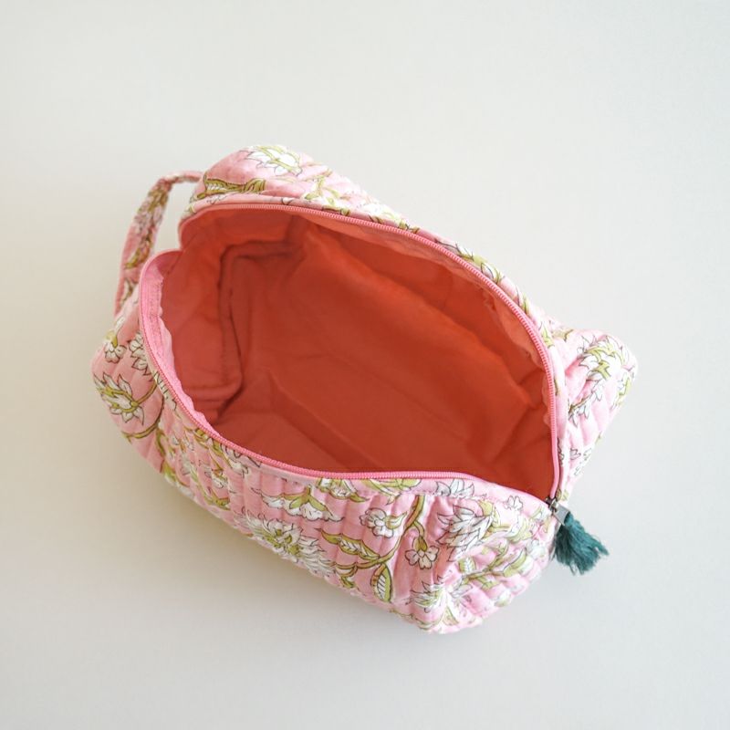 口が大きく開くファスナーです