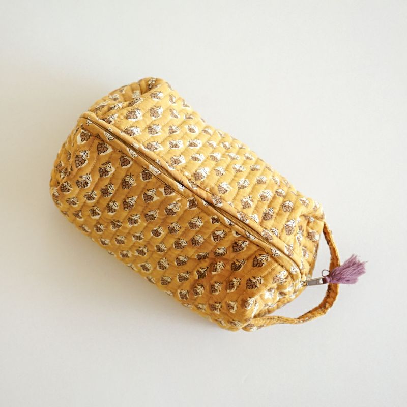 持ち手付きなので、そのままハンドバッグとしてもお使いいただけます。