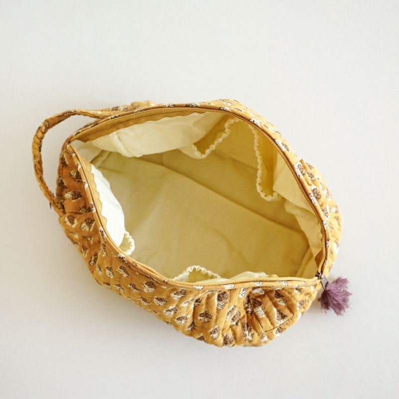 口が大きく開くファスナーです