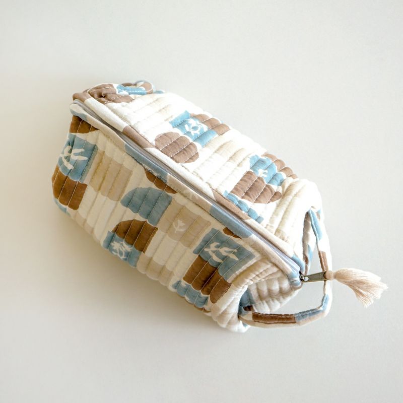 持ち手付きなので、そのままハンドバッグとしてもお使いいただけます。