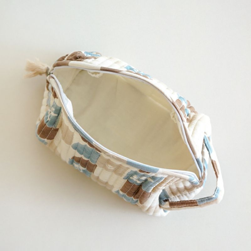 口が大きく開くファスナーです