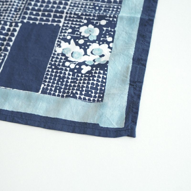 全ての工程が手作業のため、柄の微妙なズレや色ムラ、色飛び、かすれ、小さな汚れなどが見られる場合もございま