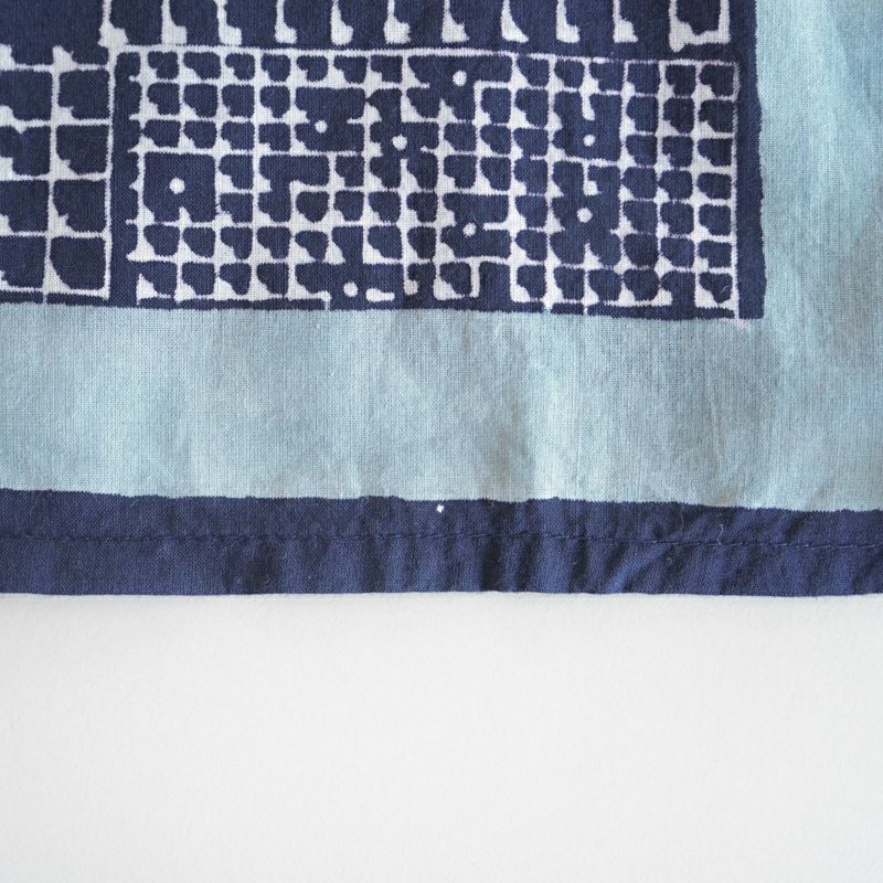 全ての工程が手作業のため、柄の微妙なズレや色ムラ、色飛び、かすれ、小さな汚れなどが見られる場合もございま