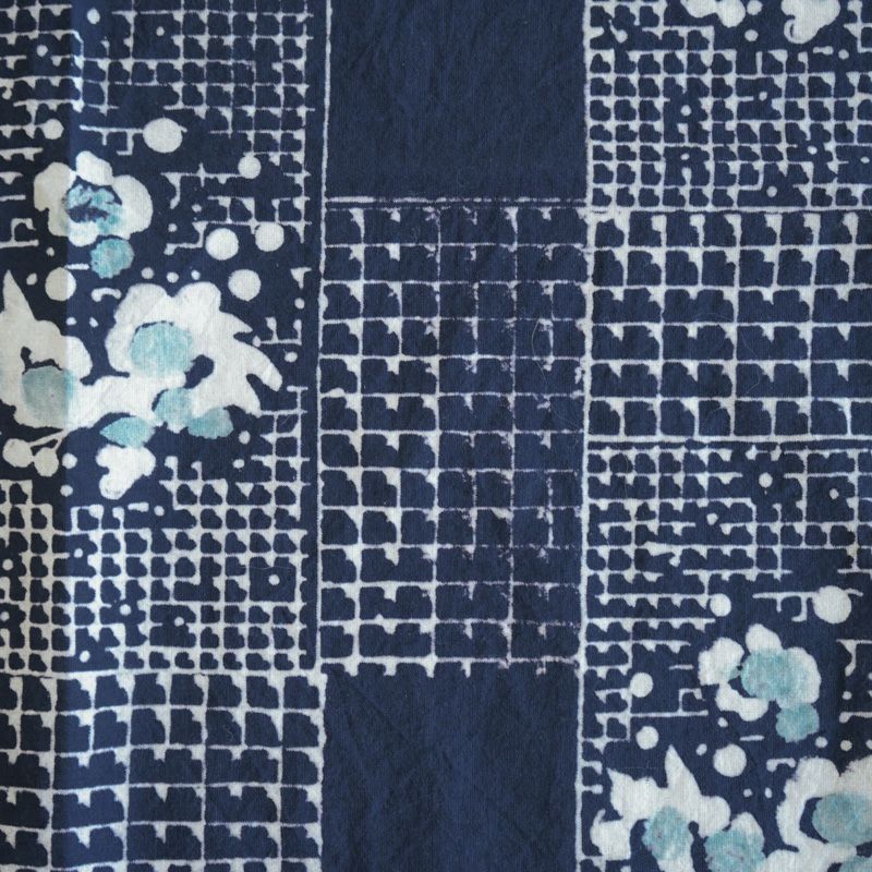 全ての工程が手作業のため、柄の微妙なズレや色ムラ、色飛び、かすれ、小さな汚れなどが見られる場合もございま