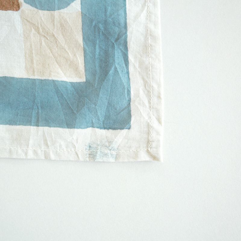 全ての工程が手作業のため、柄の微妙なズレや色ムラ、色飛び、かすれ、小さな汚れなどが見られる場合もございま