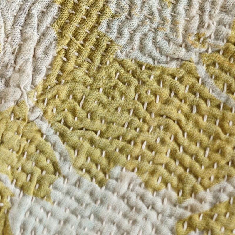 古いハギレ等を組み合わせているため、色褪せやほつれが見られます