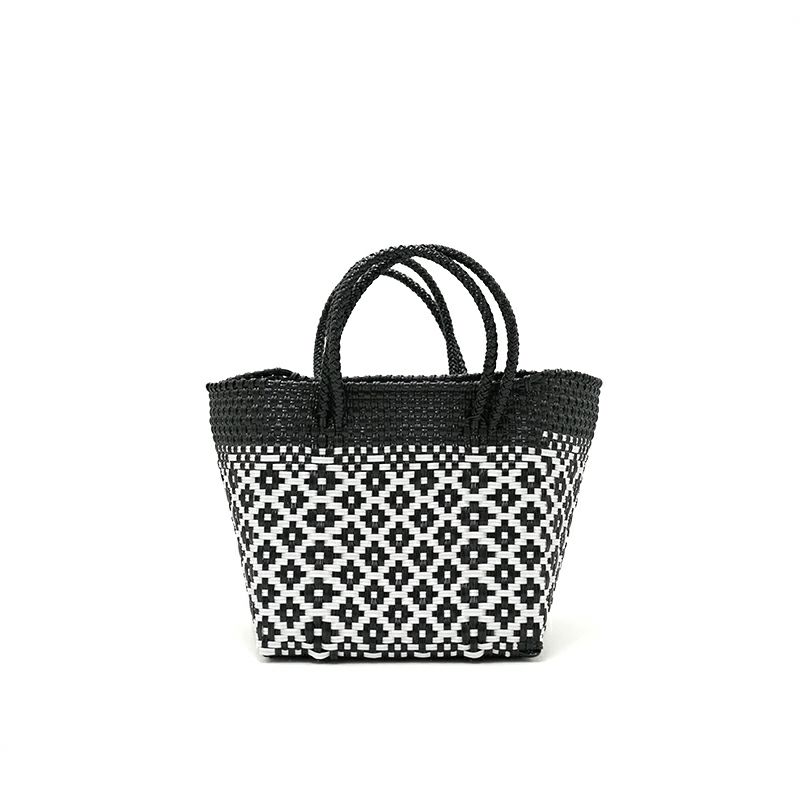 このように手で形を変えることも可能です。