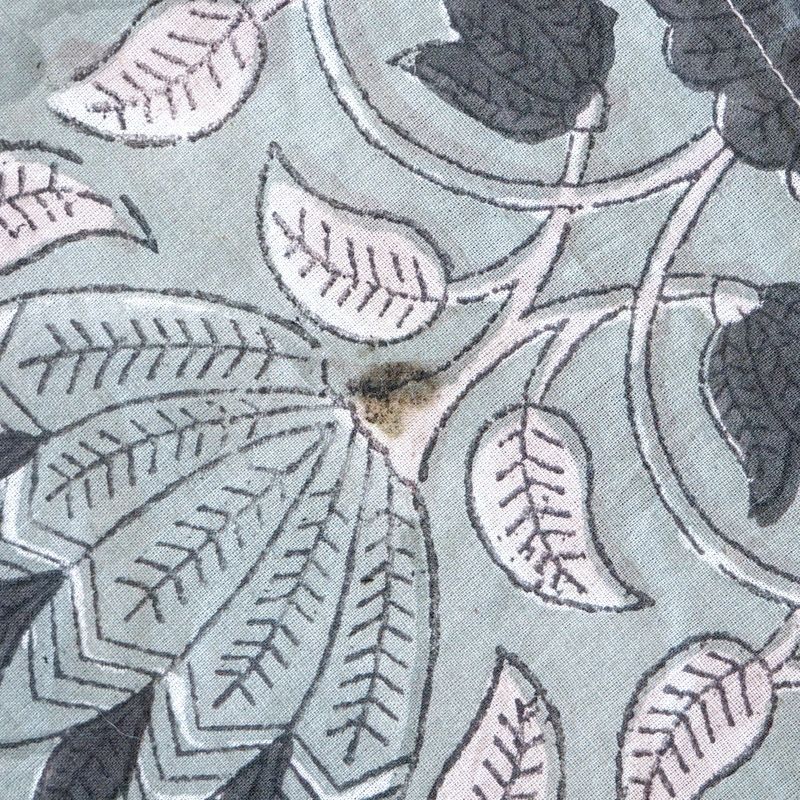 全ての工程が手作業のため、柄の微妙なズレや色ムラ、色飛び、かすれ、小さな汚れなどが見られる場合もございます。