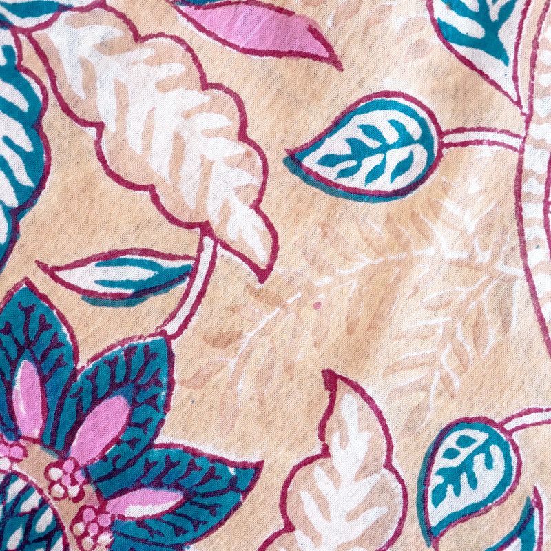 全ての工程が手作業のため、柄の微妙なズレや色ムラ、色飛び、かすれ、小さな汚れなどが見られる場合もございます。