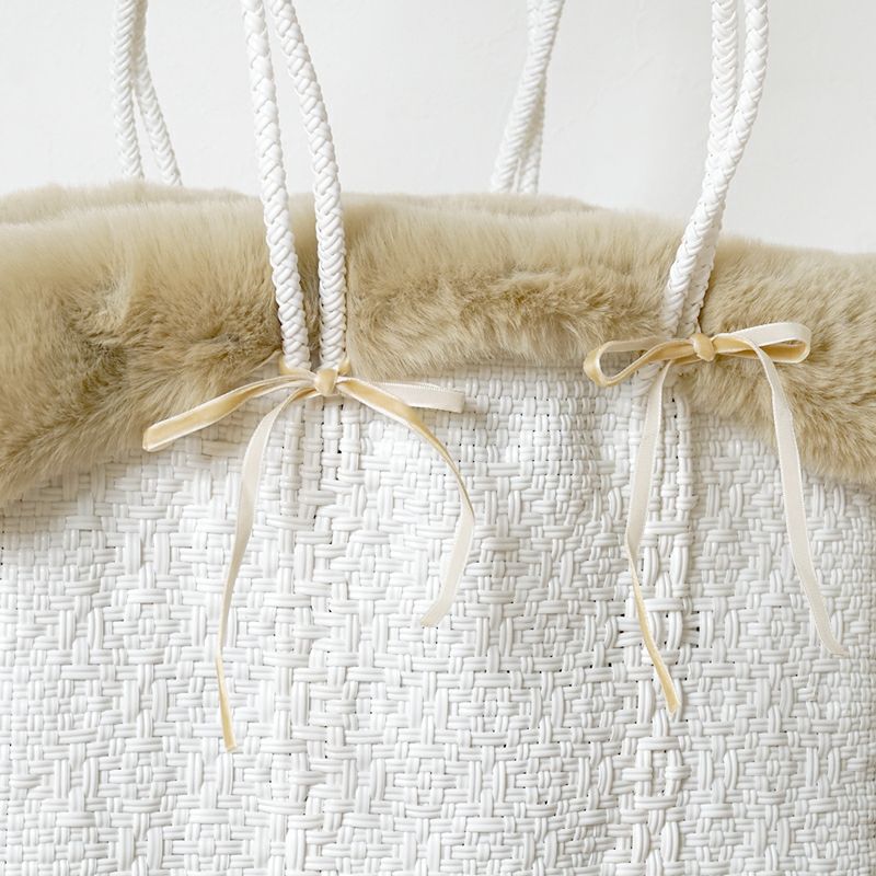 付属のリボンで取り付けが可能です